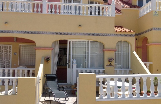 Casa de 2 dormitorios, aire acondicionado, cerrada, zona de Villamartin, Orihuela Costa