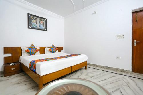 FabExpress Premium Rooms - Nr Yashobhoomi Convention Centre