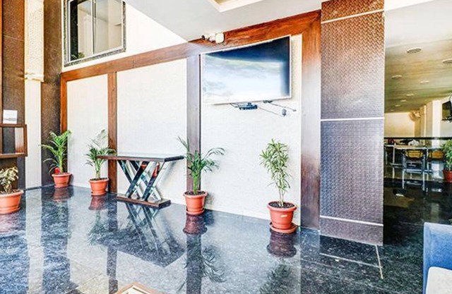 Fabhotel Meera Palace