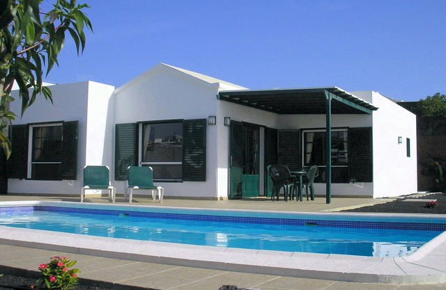 FABULOSO chalet de 2 dormitorios, gran piscina privada climatizada, terraza y jardín.
