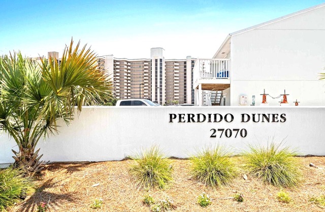 Fabulous 2-bedroom/2 bathroom condo beachside near Flora-Bama