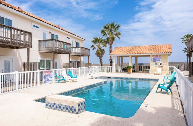 Fabulous 3-bedroom townhome poolside with boat slip