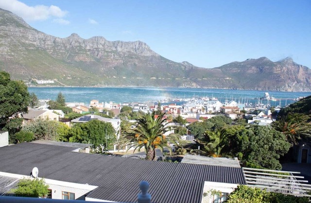 Fabulous 5-bedroom Beach House Stunning Views with WiFi in Hout Bay Cape Town