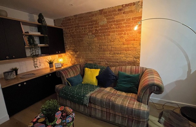 Fabulous cosy quiet 3-bedroom home in a cobbled news in East/ North London