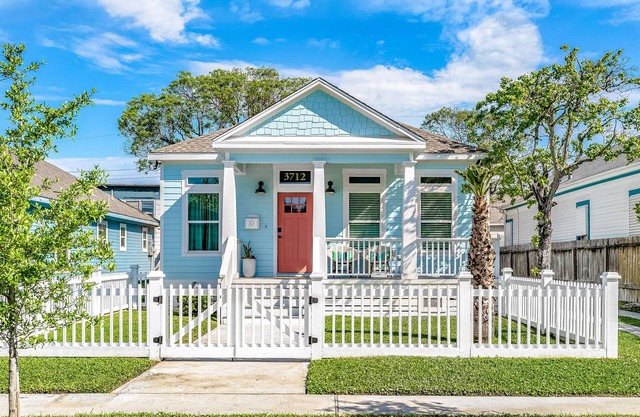 ¡NUEVO LISTADO! Hermosa casa con muchas comodidades, en la ciudad, con un patio privado