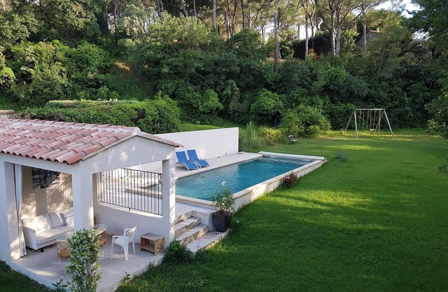 Fabuloso: Casa, jardín con sol + sombra, gran piscina, cerca del pueblo.