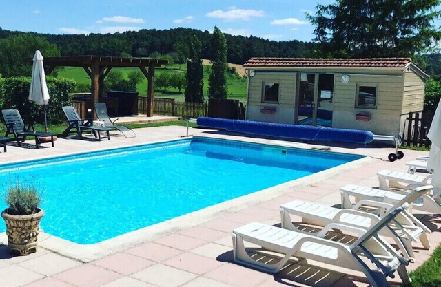 Propiedad con Encanto 2 dormitorios separados nr Brantome con piscina climatizada y sauna