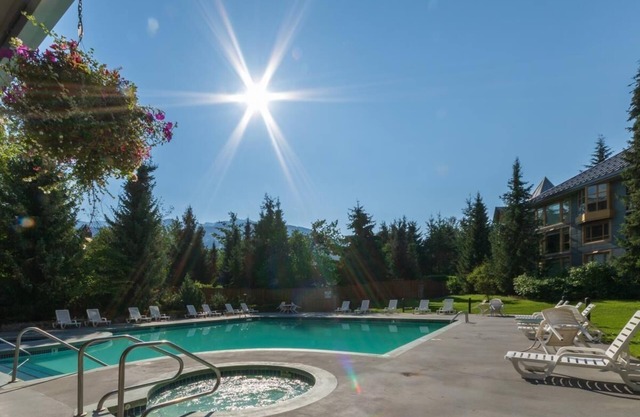Fabulous Mountain View Studio with pool & hottub