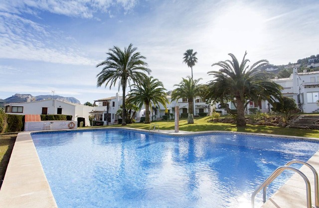 Fabuloso apartamento en planta baja de una cama con vistas a la piscina comunitaria. Estacionamiento
