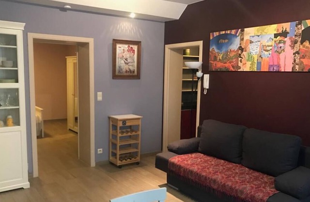 Frente al Parlamento Europeo, hermoso apartamento