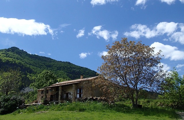 casa de campo "Factor" en el ámbito de la Ley, se alza sobre una colina
