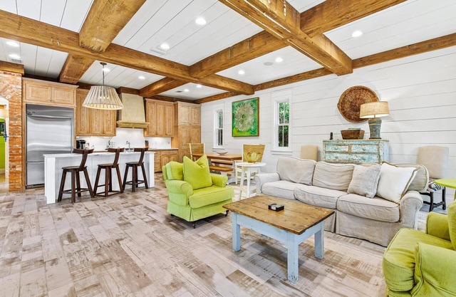 Summer Availability! Forest District - 2 Screened Porches! 4 Adult Bikes! Gourmet Kitchen!
