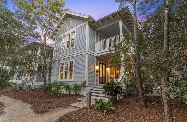 Spring Break Availability! Conveniently located in the Watercolor Park District! 5 Adult Bikes!