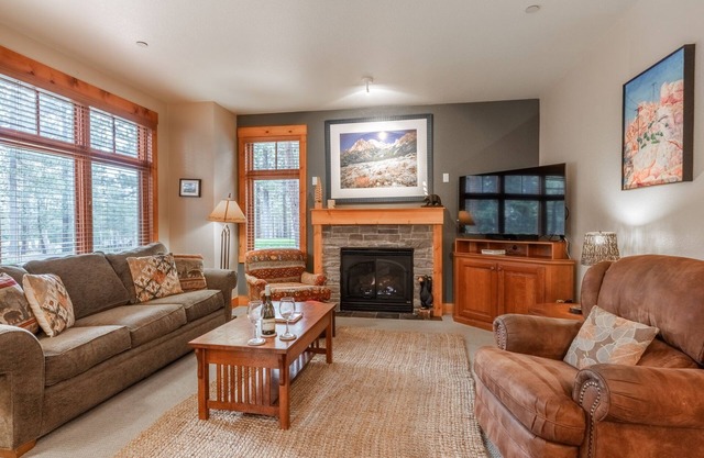 Updated Townhome, Walk, Shuttle, Or Short Drive to Mountain