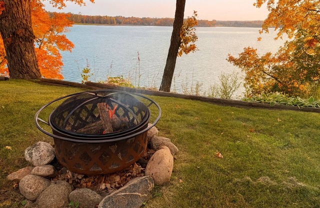 LABOR DAY WEEKEND! Cottage on Trowbridge Point - Swim, Fish, Relax!