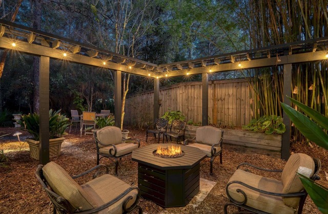 Available for Summer Stays! Private Pool and Spa! 5 Adult Bikes! Carriage House!