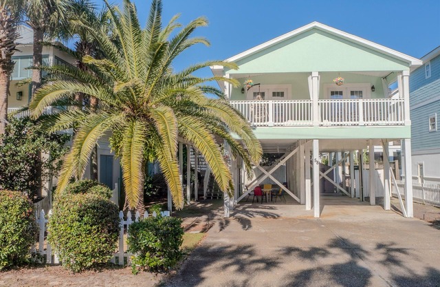 Popular Beach Cottage 1block to beach access-Walk to shops/dining/bar