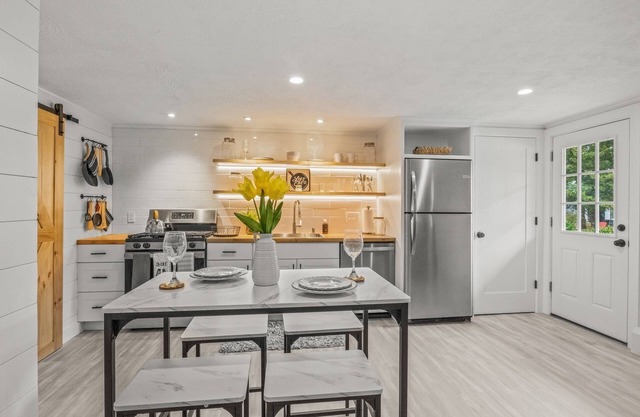 Nuevo apartamento en Dennis, 4 minutos a las playas de Mayflower y Corporation