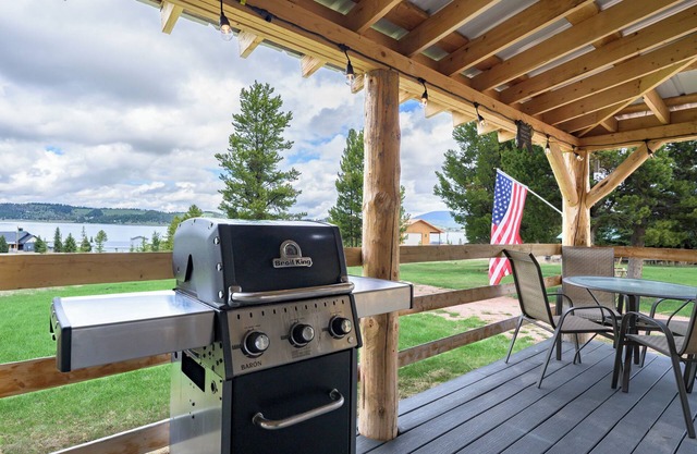 Log Cabin, Lake Views & Dog Friendly at GTL