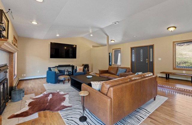 Spacious ranch house with fishing, disc golf, hot tub and room to roam!