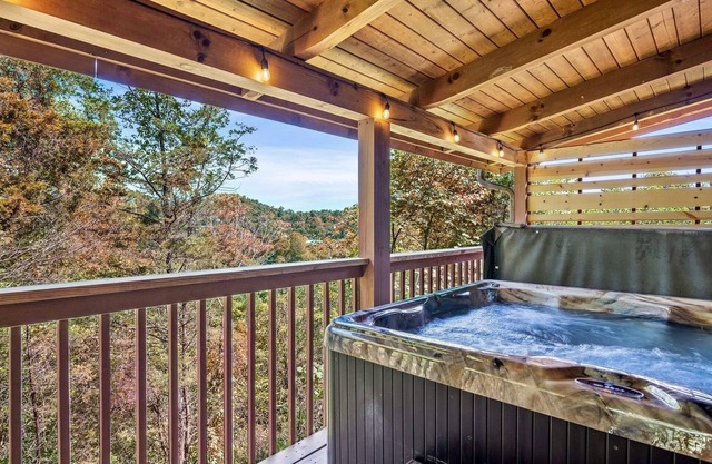 Boutique Log Cabin+Hot Tub+Pool+Dollywood Close+Fireplace+Game Loft+Deck Views!