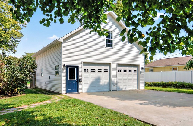 Fall Promo: NO Cleaning Fee! Fully Furnished Detached Garage Apartment