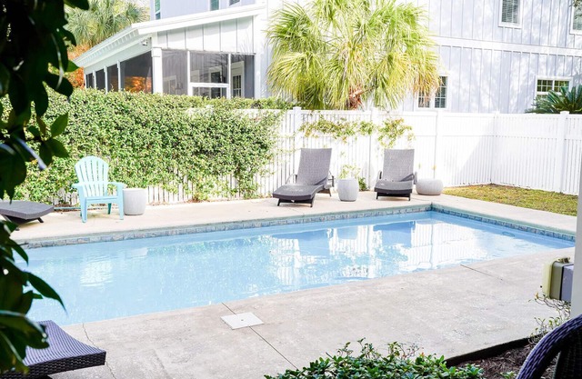 Family home with private pool | sleeps 10