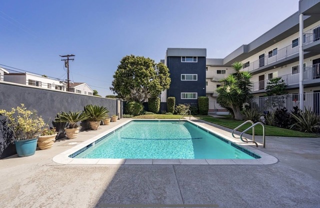Summer Special! Stunning Remodeled Luxury Condo - Gym, Pool, Steps to Hermosa