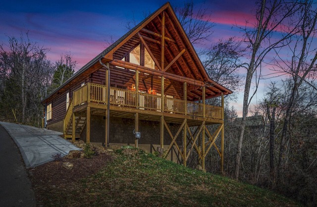Summer Specials Smoky Mtn Retreat: Game Room/Hot Tub