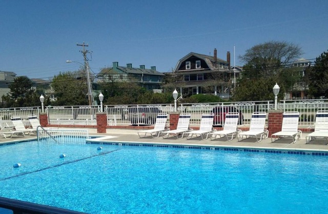 CAPE MAY Condo con piscina / media cuadra a la playa