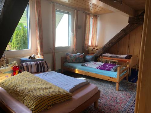 Familien-Zimmer mit Bad und Garten in Privathaus hell, gemütlich, Massivholz, KEINE Monteur-Gruppen