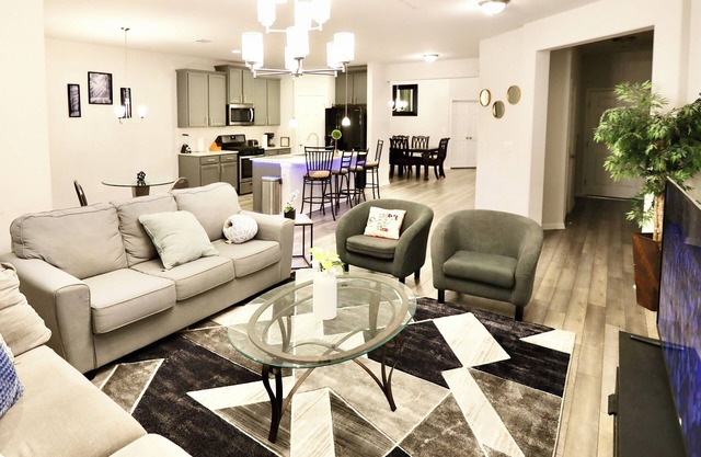 Family and group friendly large, spacious modern home in Leander