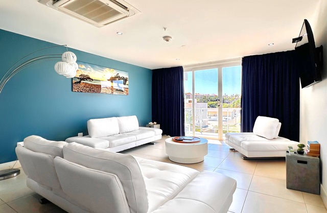 Family apartment on Palm Beach. No car needed!