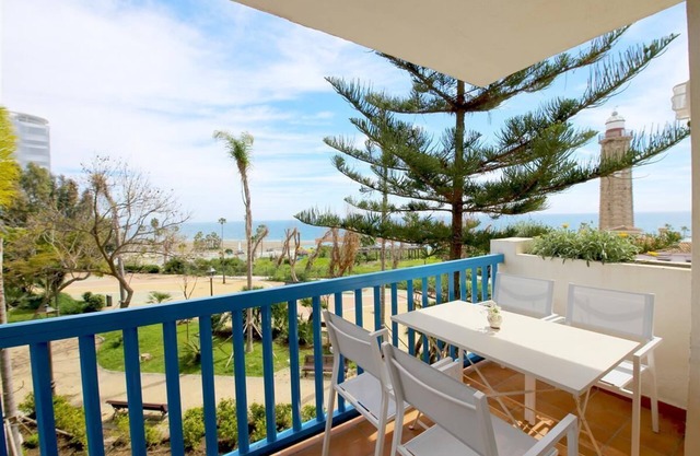 Apartamento familiar con vistas al mar y A/C, Cerca de la playa, restaurantes y el puerto