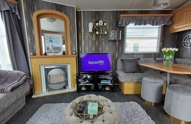 Homely 3 bedroom caravan at Chapel st Leonard's