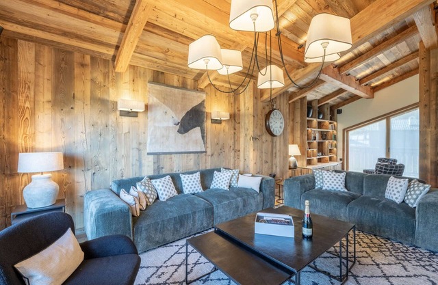 Chalet familiar con piscina y sauna cerca de las pistas en Courchevel