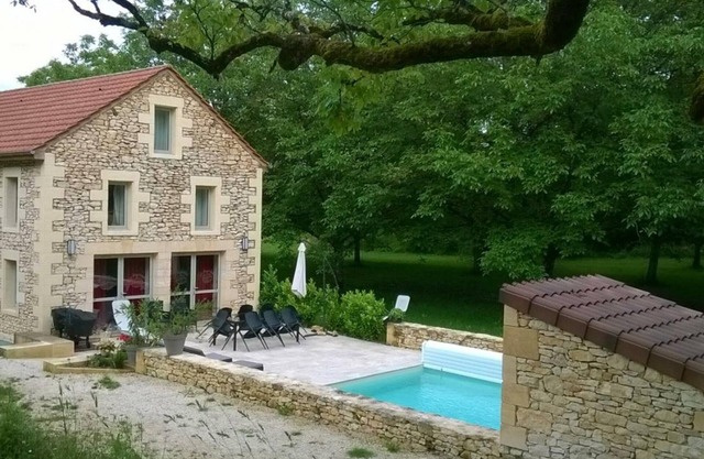 Espaciosa casa rural con piscina privada y servicios completos en el corazón del Périgord Negro