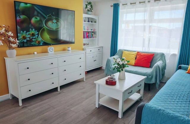 4 Bedrooms/2 Baths, 8 minutes Walk To The Beach