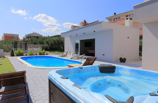 Casa familiar con piscina Kastel Stafilic, Kastela (K-21263)