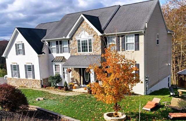 Family-friendly MTN luxury home in Poconos. Abundant spaces, and stunning views.