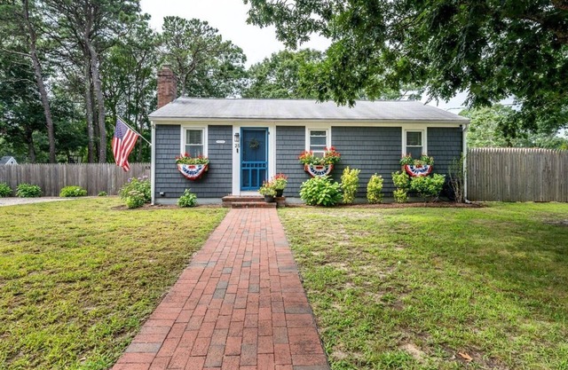 Family Friendly 3BR Cottage w/ Amazing Outdoor Kitchen & Firepit - Dogs Welcome