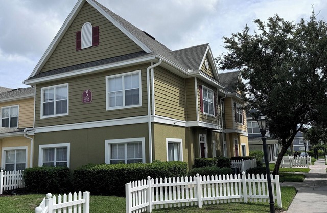 Family-Friendly 4BR/3BA Townhome, Resort Amenities near Disney
