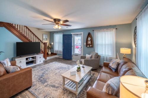 Family-Friendly 4BR Near Beach Smart TV Fun