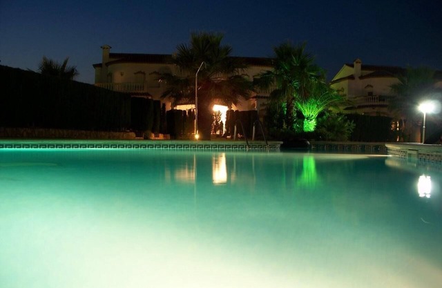 Familia aire acondicionado amable, la clase de lujo casa de vacaciones con piscina en alquiler