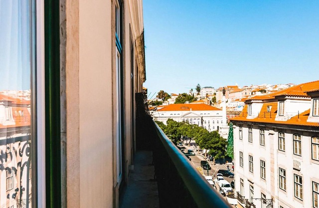 Family-Friendly Apt | 1 Double + 2 Twins | Steps from Santa Justa Elevator