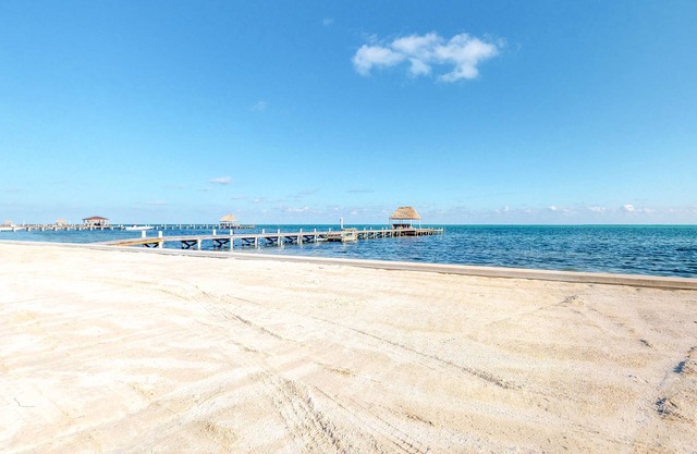 Condominio frente al mar con piscina compartida, muelle y acceso a la playa, ideal para familias