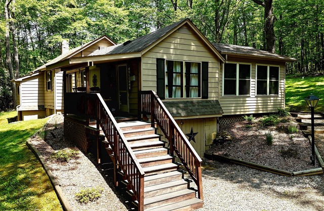 Turning Leaf Lodge - Acogedora cabaña con jacuzzi / spa en Ohiopyle.