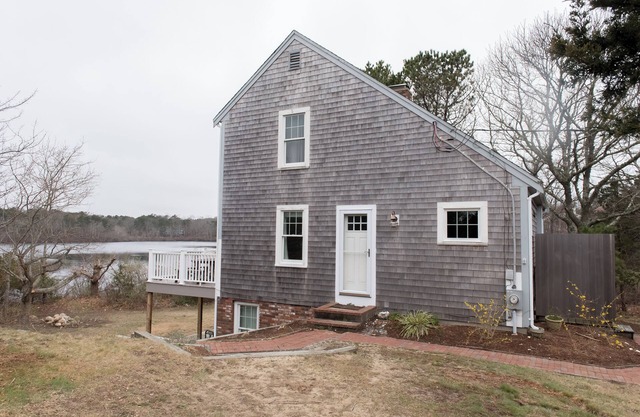 Family Friendly Home on Cobbs Pond and 100 yards from Cape Cod Bay in Brewster!