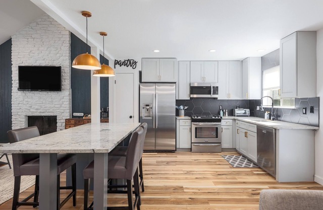 Family-friendly home, w/ kids' play area & 2 office spaces; 15 min to The Domain