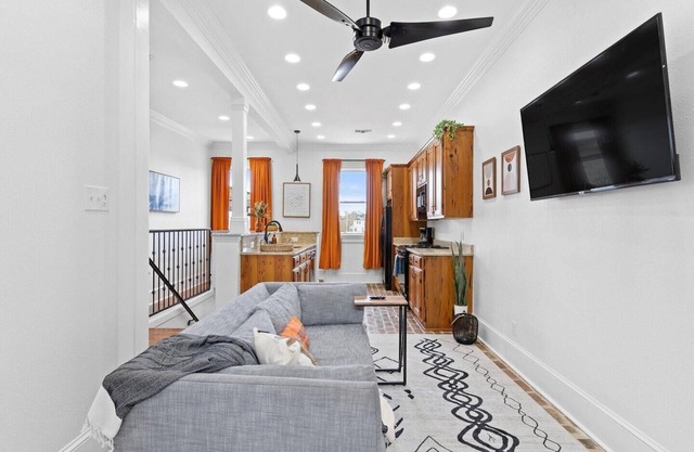 This duplex is a 2 bedroom(s), 1 bathrooms, located in New Orleans, LA.